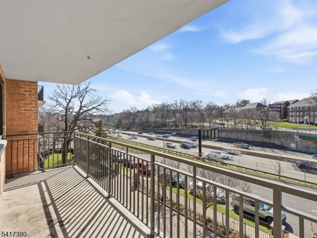 60 Parkway Dr, East Orange City, NJ 07017 — photo 2