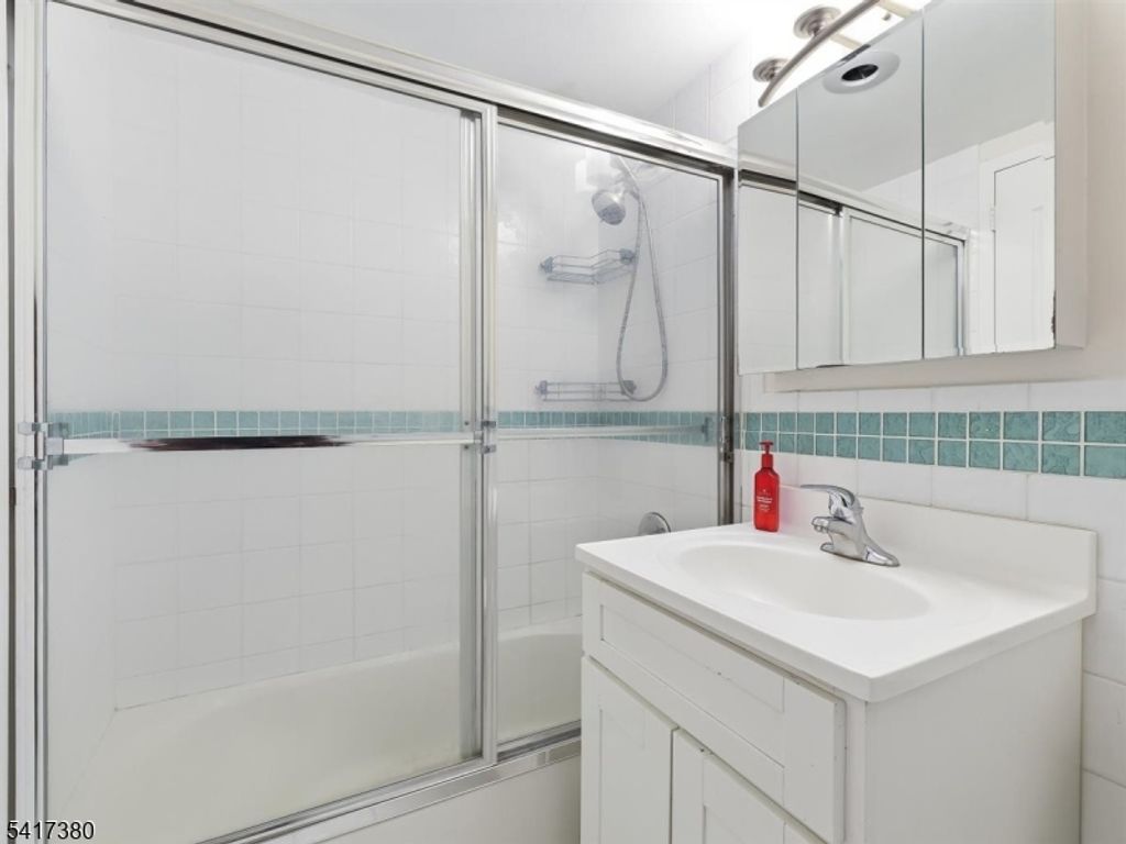 60 Parkway Dr, East Orange City, NJ 07017 — photo 5