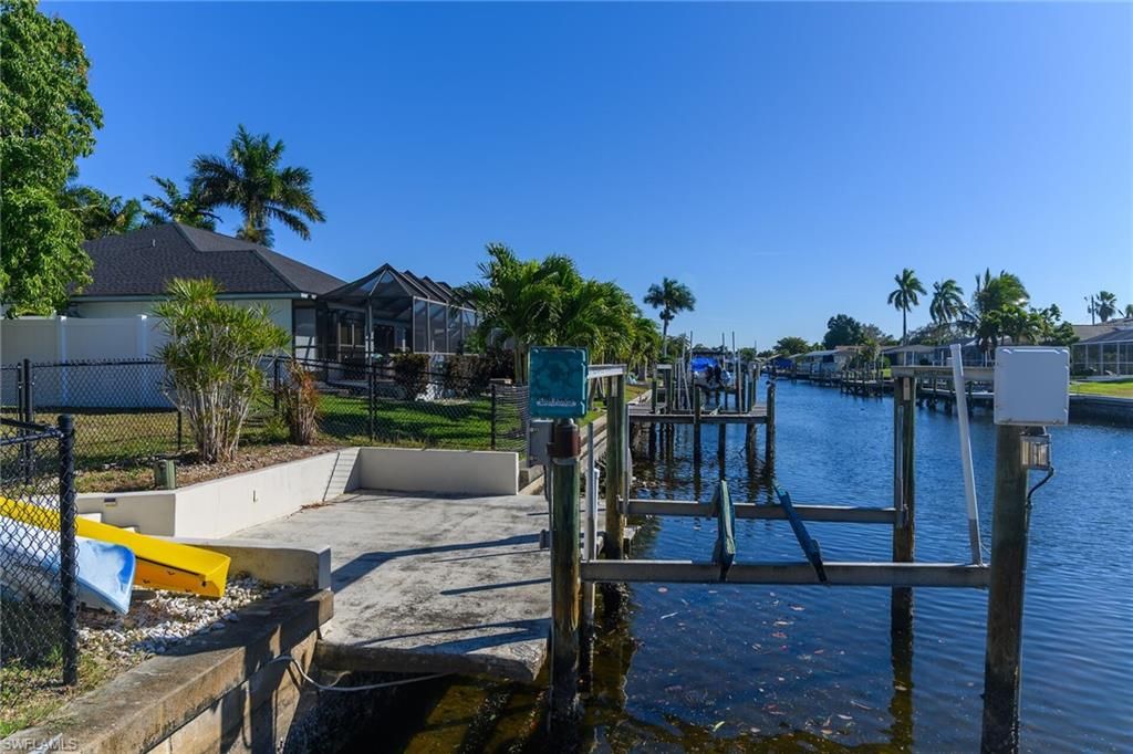 Image 3 of property listing at 102 SE 42nd ST, Cape Coral, FL 33904