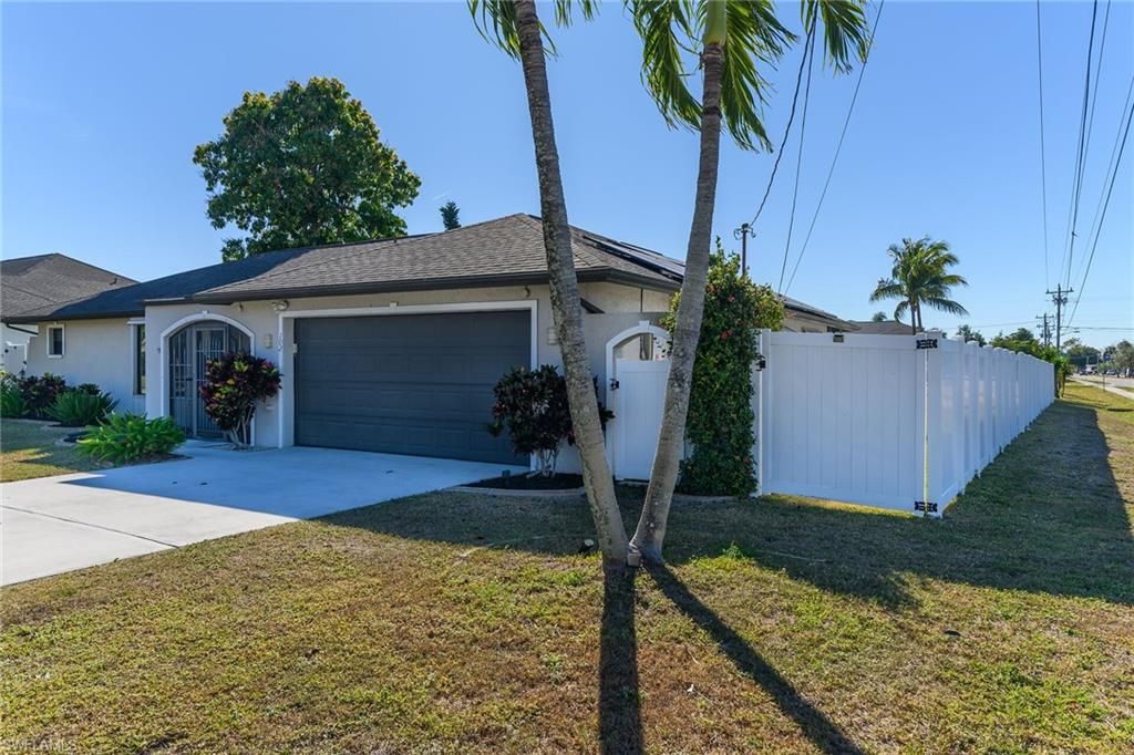 Image 4 of property listing at 102 SE 42nd ST, Cape Coral, FL 33904