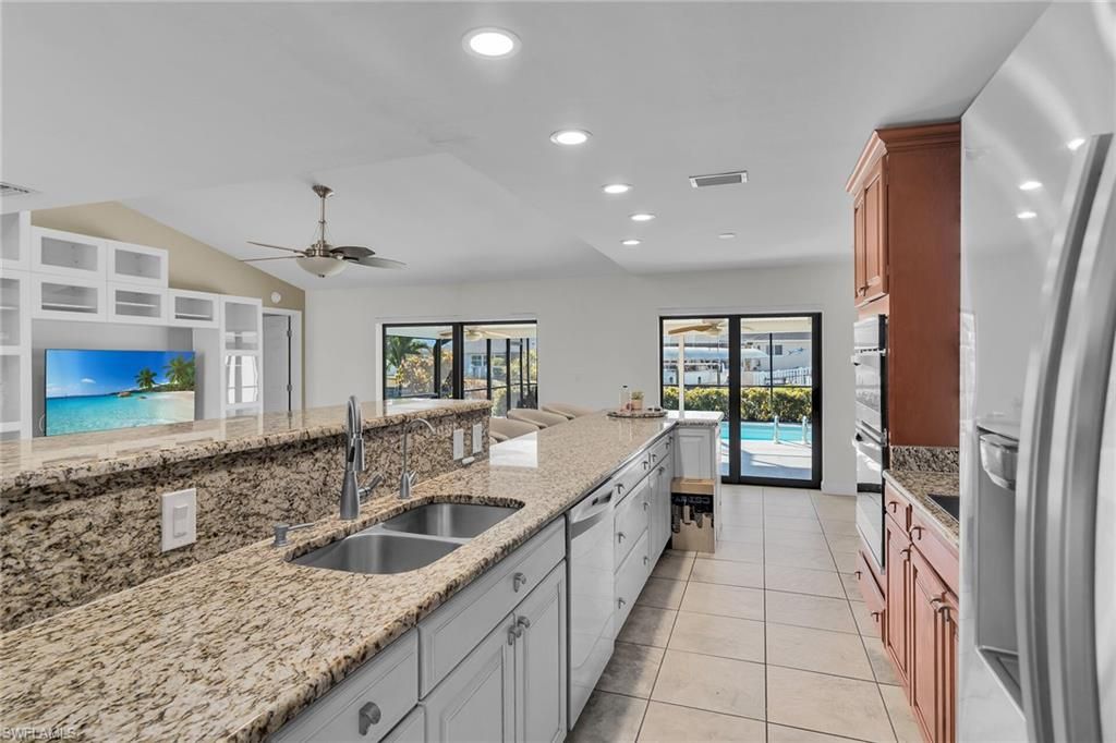 Image 6 of property listing at 102 SE 42nd ST, Cape Coral, FL 33904