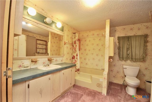 486 County Road 95d, Moulton, TX 77975