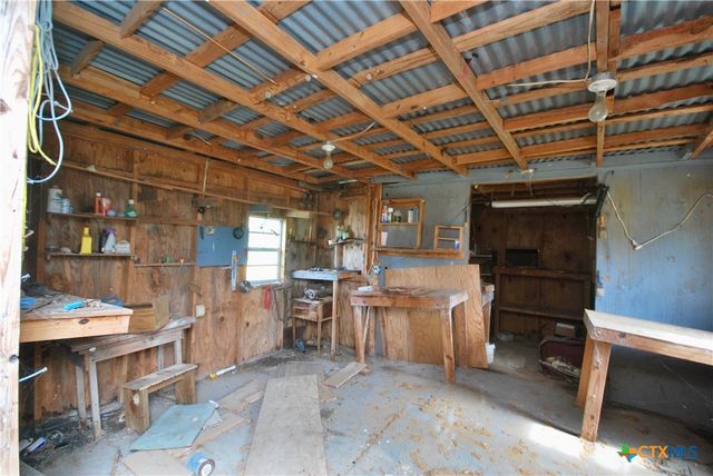 486 County Road 95d, Moulton, TX 77975