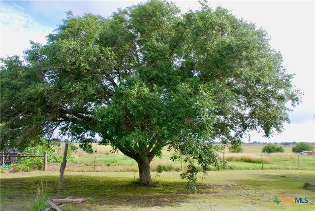 486 County Road 95d, Moulton, TX 77975
