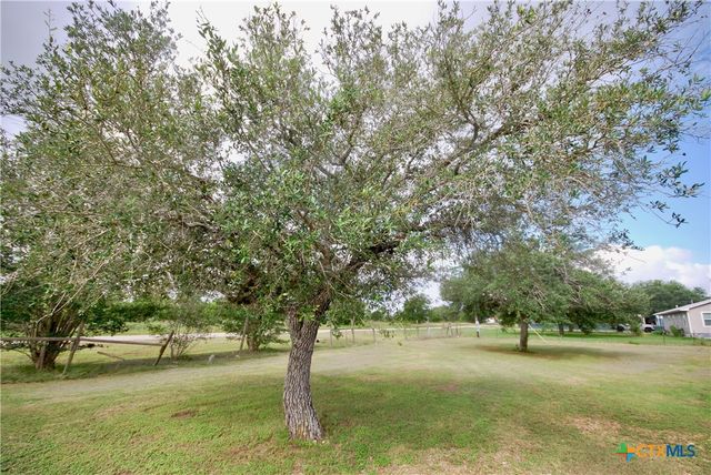 486 County Road 95d, Moulton, TX 77975