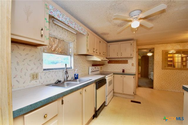 486 County Road 95d, Moulton, TX 77975