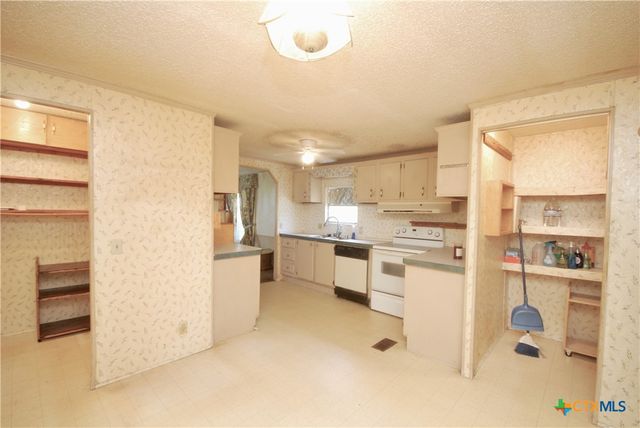 486 County Road 95d, Moulton, TX 77975