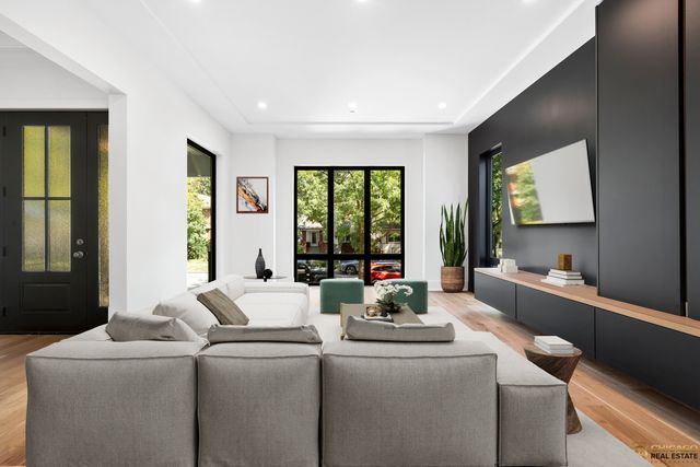 1143 Clinton Avenue, Oak Park, IL 60304