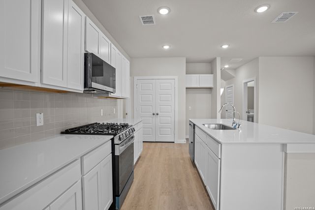 5627 Franklin Hills, Von Ormy, TX 78073