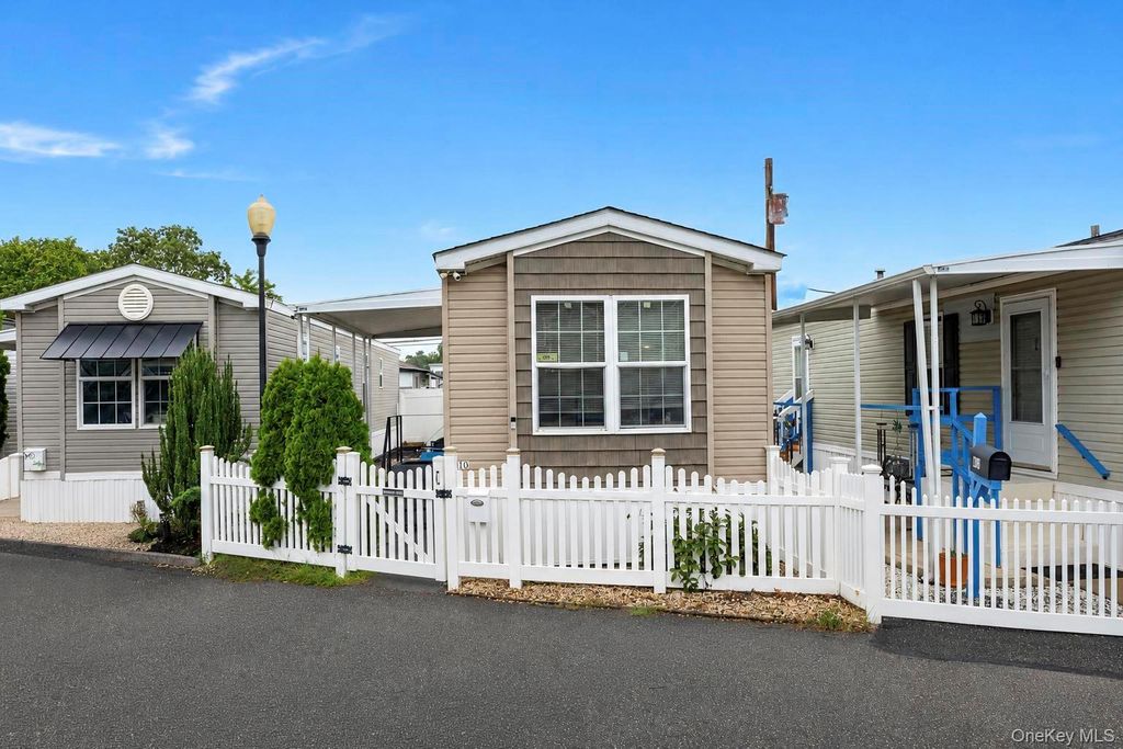600 Broadway M10, Amityville, NY 11701 — photo 2