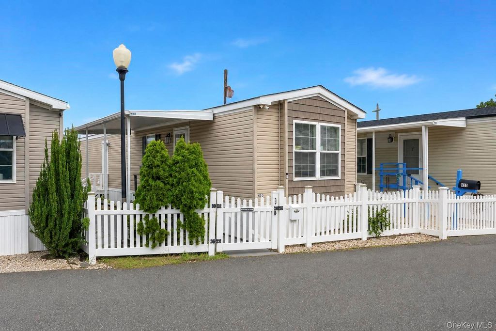 600 Broadway M10, Amityville, NY 11701 — photo 3