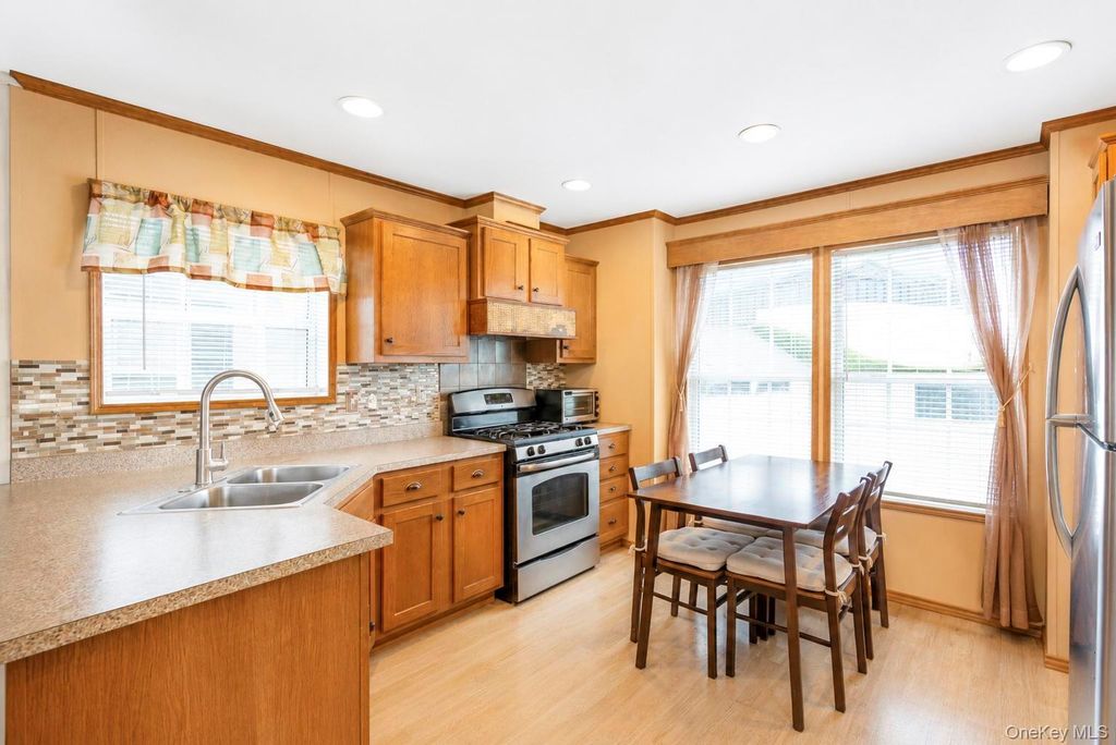 600 Broadway M10, Amityville, NY 11701 — photo 4
