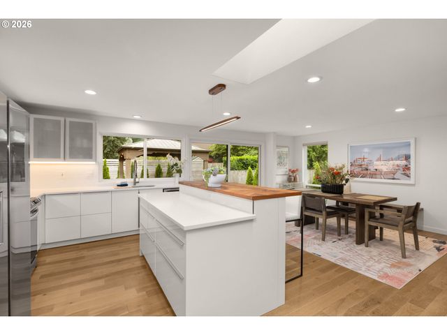 19025 INDIAN SPRINGS Cir, Lake Oswego, OR 97035
