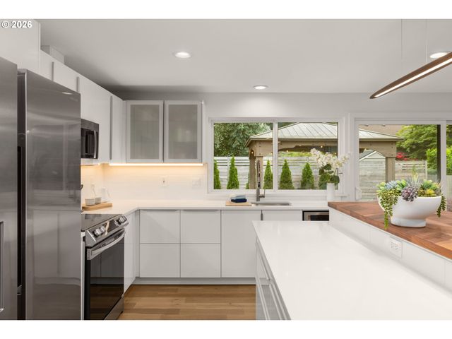 19025 INDIAN SPRINGS Cir, Lake Oswego, OR 97035