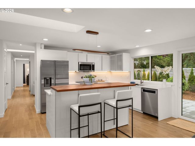 19025 INDIAN SPRINGS Cir, Lake Oswego, OR 97035