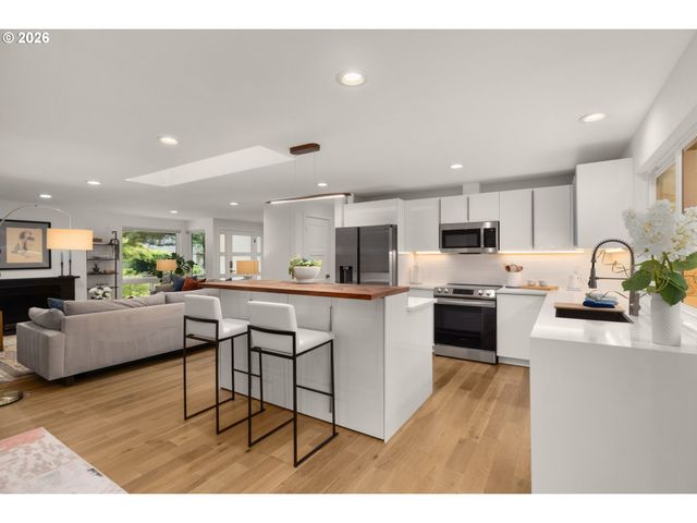 19025 INDIAN SPRINGS Cir, Lake Oswego, OR 97035