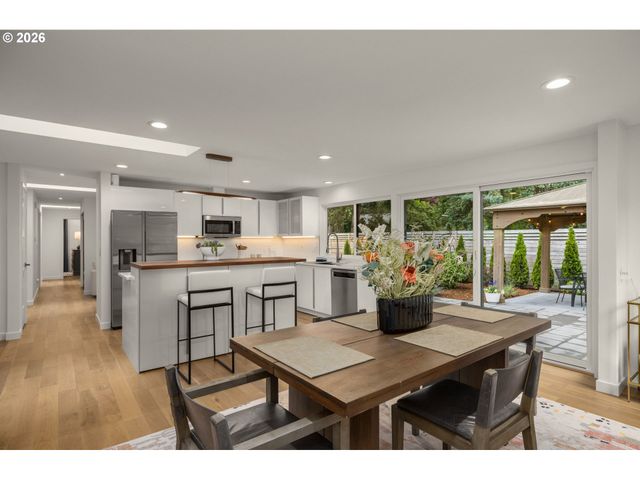 19025 INDIAN SPRINGS Cir, Lake Oswego, OR 97035