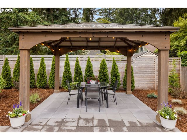 19025 INDIAN SPRINGS Cir, Lake Oswego, OR 97035
