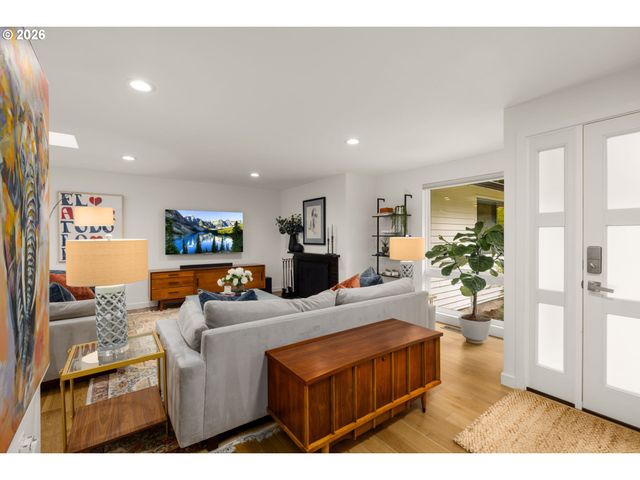19025 INDIAN SPRINGS Cir, Lake Oswego, OR 97035