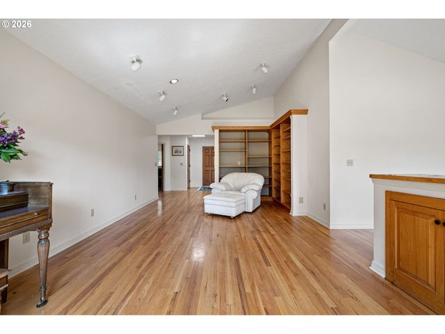 84 GREEN Ln, Eugene, OR 97404