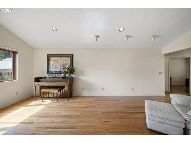 84 GREEN Ln, Eugene, OR 97404