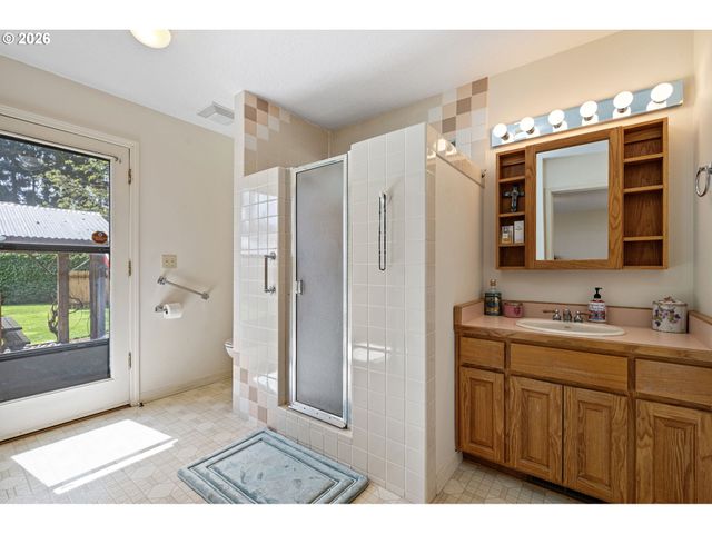 84 GREEN Ln, Eugene, OR 97404