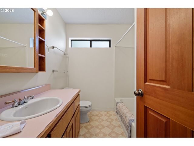 84 GREEN Ln, Eugene, OR 97404