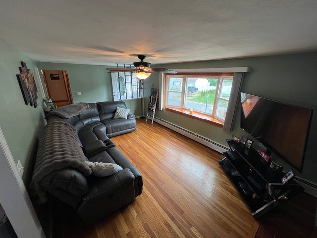 97 Pondview Dr, Chicopee, MA 01020