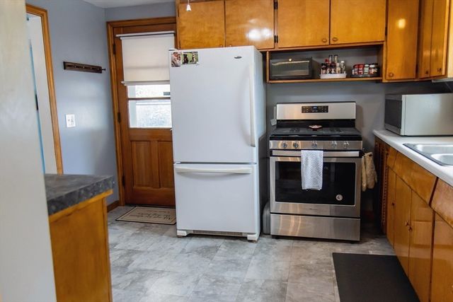 97 Pondview Dr, Chicopee, MA 01020