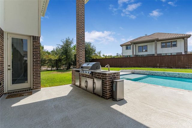 11 Winter Thicket Place, The Woodlands, TX 77375