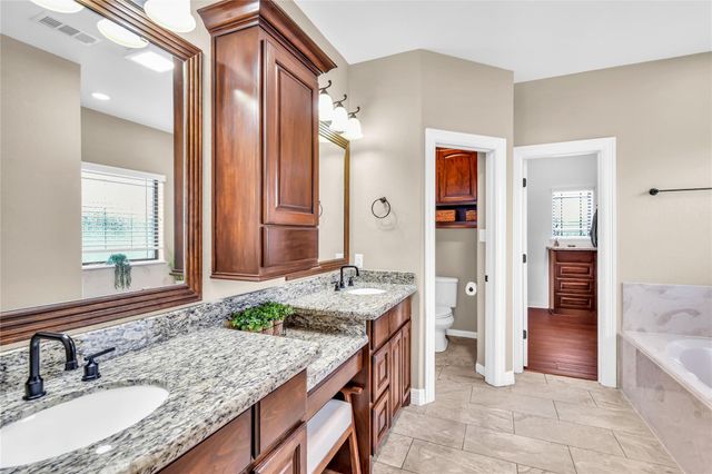 401 Heritage Oaks Drive, Angleton, TX 77515