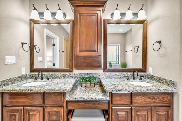 401 Heritage Oaks Drive, Angleton, TX 77515