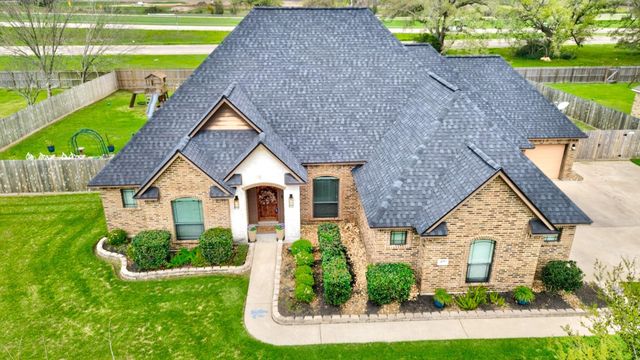401 Heritage Oaks Drive, Angleton, TX 77515
