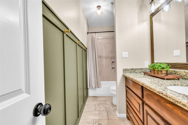 401 Heritage Oaks Drive, Angleton, TX 77515