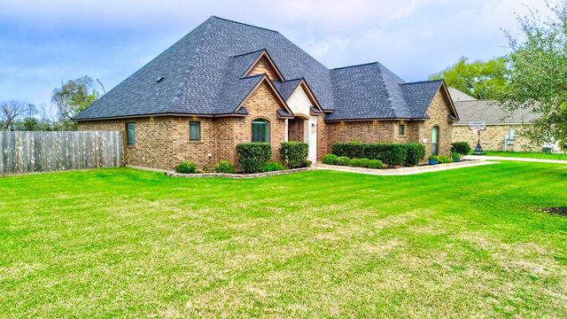 401 Heritage Oaks Drive, Angleton, TX 77515