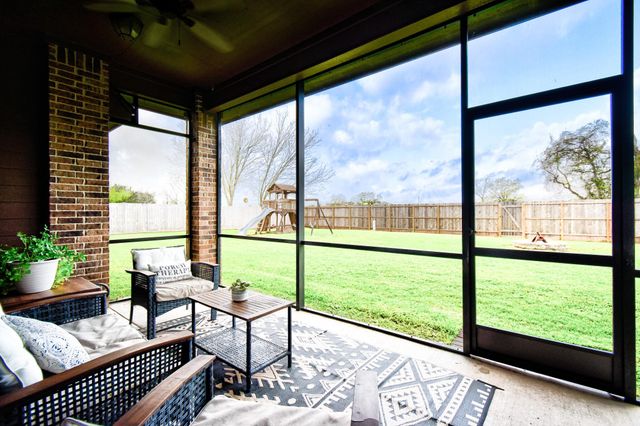 401 Heritage Oaks Drive, Angleton, TX 77515