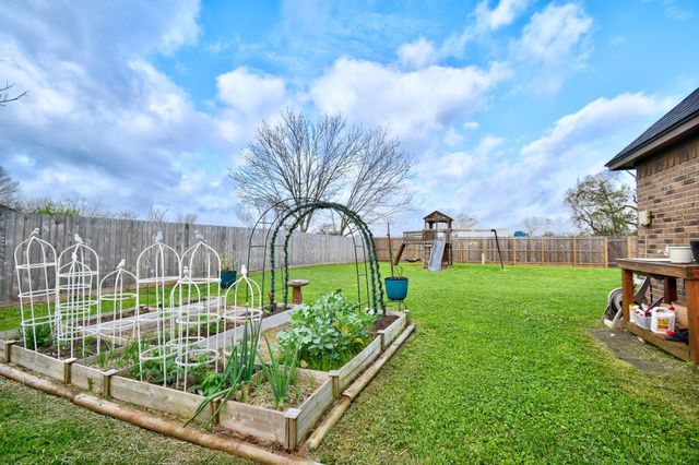 401 Heritage Oaks Drive, Angleton, TX 77515