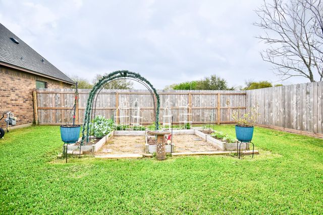 401 Heritage Oaks Drive, Angleton, TX 77515