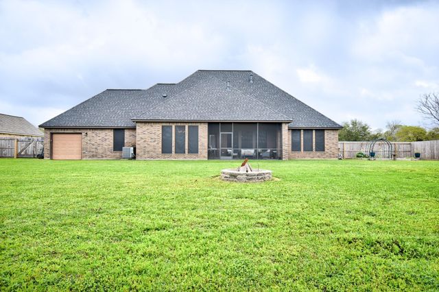 401 Heritage Oaks Drive, Angleton, TX 77515