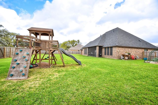 401 Heritage Oaks Drive, Angleton, TX 77515