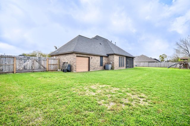 401 Heritage Oaks Drive, Angleton, TX 77515