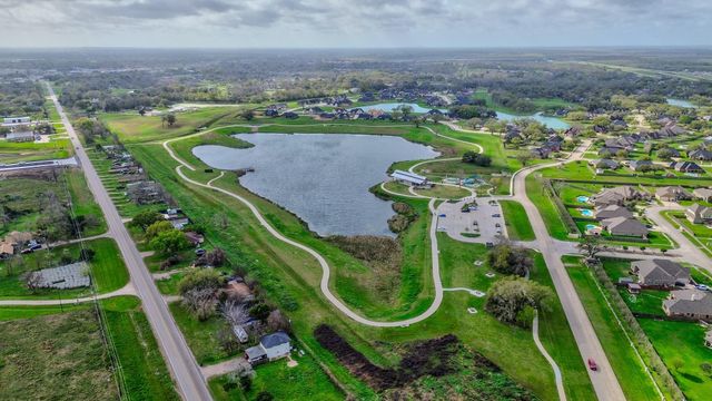 401 Heritage Oaks Drive, Angleton, TX 77515