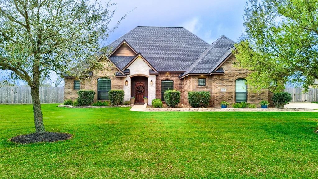 401 Heritage Oaks Drive, Angleton, TX 77515