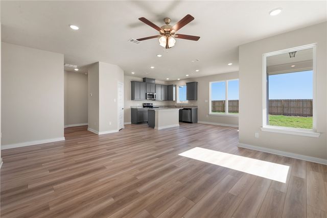 330 Harvest Lake Drive, Snook, TX 77878