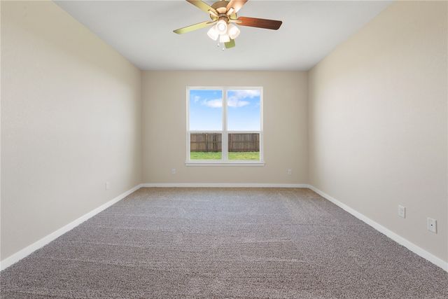 330 Harvest Lake Drive, Snook, TX 77878