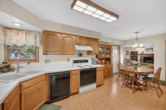 1299 Bentwood Court, Altoona, IA 50009
