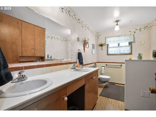9479 Se HILLCREST Rd, Happy Valley, OR 97086