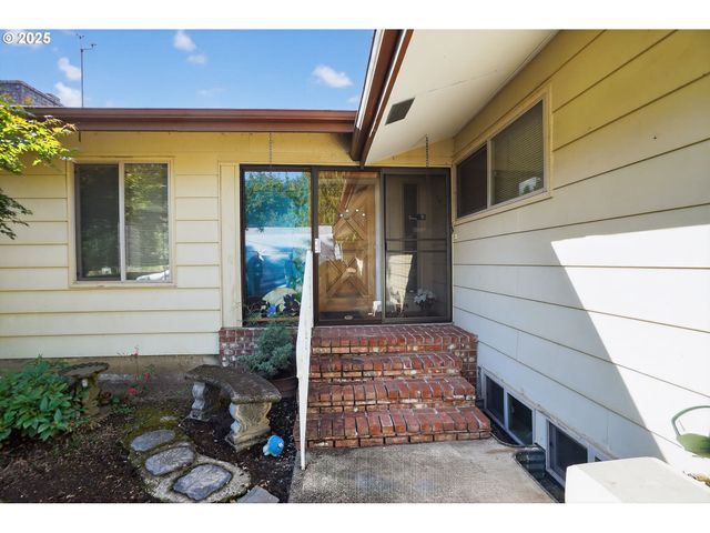 9479 Se HILLCREST Rd, Happy Valley, OR 97086