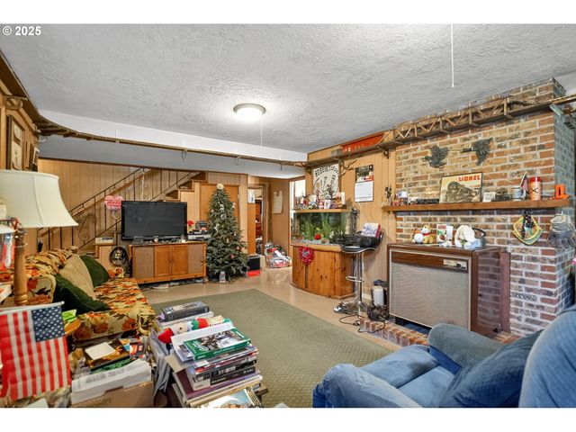 9479 Se HILLCREST Rd, Happy Valley, OR 97086