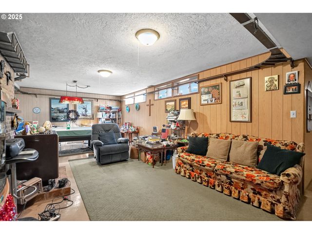 9479 Se HILLCREST Rd, Happy Valley, OR 97086